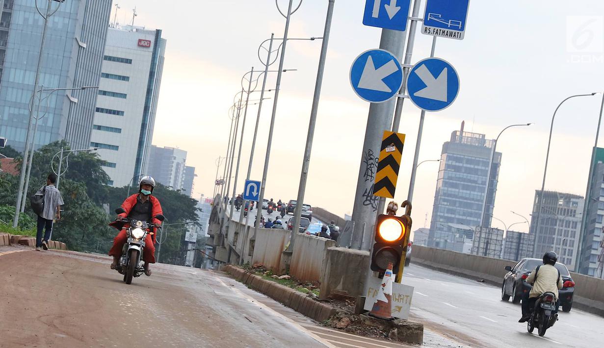 Pengendara sepeda motor melawan arus lalu lintas di akses persimpangan Jalan TB Simatupang - Jalan Antasari di Jakarta, Senin (8/4). Tidak adanya pengawasan serta sanksi tegas bagi pelanggar menyebabkan para pengendara tersebut nekat melawan arus lalu lintas. (Liputan6.com/Immanuel Antonius)