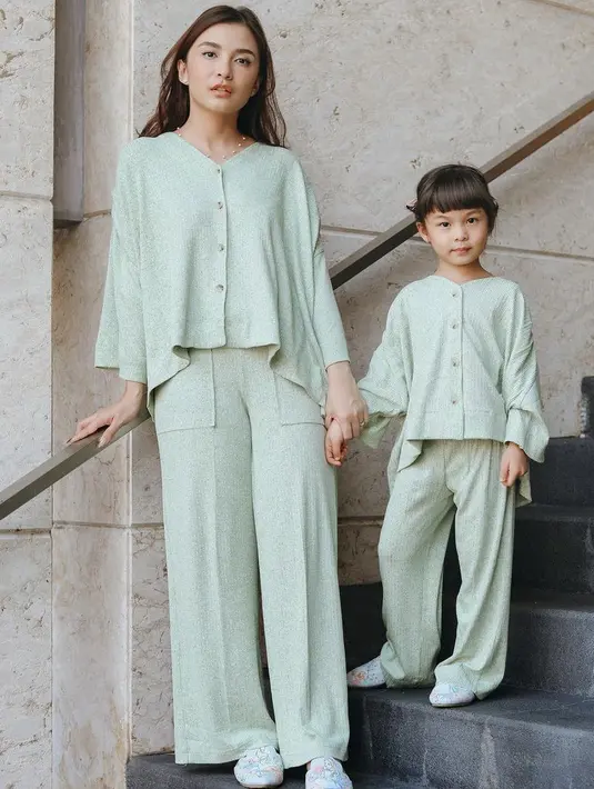 <p>Chelsea dan Natusha tampil kasual dengan pakaian two pieces warna mint. Bahkan Natusha pun bergaya fierce seperti sang mamah.</p>