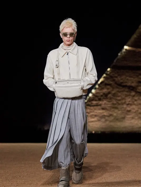 Alih-alih Firaun atau arkeologi Mesir, sang direktur kreatif Dior Men, Kim Jones banyak mengambil referensi bintang dan langit untuk koleksi terbarunya. Dok/Dior.