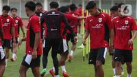Terdapat beberapa pemain yang belum terlihat bergabung dalam latihan perdana kali ini di antaranya Kakang Rudianto, Hokky Caraka, Rafael Struick, Ivar Jenner, Tim Geypens, Dion Markx, dan Adrian Wibowo. (Liputan6.com/Helmi Fithriansyah)