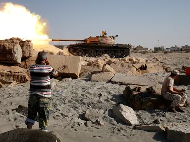 Pasukan Libya menggunakan tank T-55 menembakkan peluru kearah militan ISIS di Sirte, Libya, (3/8). Tentara Libya yang bersekutu dengan PBB kembali bertempur untuk merebut kembali kota Sirte dari tangan kelompok militan ISIS. (REUTERS/Goran Tomasevic)