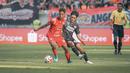 Pemain muda Persija Jakarta, Aditya Warman mencoba mengamankan bola dari rebutan pemain Semen Padang pada laga pekan terakhir BRI Super League 2025/2026 pada Sabtu (23/5) sore WIB. (Bola.com/Abdul Aziz)