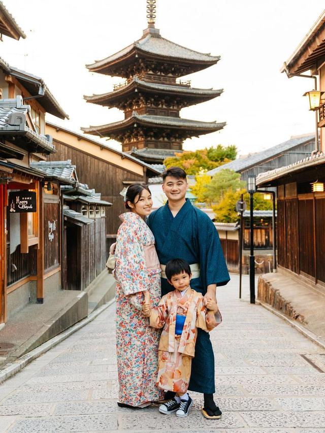 Kompak Pakai Kimono, Ini 7 Potret Liburan Chef Arnold dan Keluarga ke Jepang