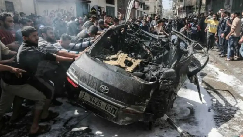 Sebuah mobil yang diklaim oleh Israel tengah ditumpangi oleh seorang petinggi Hamas hancur usai dihantam serangan udara Israeli Defence Force (IDF) pada Minggu 5 Mei 2019 (AFP PHOTO)