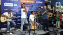 Grup band Slank bernyanyi bersama Menteri Koperasi dan UKM Teten Masduki (kanan depan) usai peluncuran Slankops di Basecamp Slank, Jakarta, Selasa (19/7/2022). Slank bersama Menteri Koperasi dan UKM Teten Masduki dan Menteri BUMN Erick Thohir bernyanyi bersama membawakan lagu 'Ku Tak Bisa' dan 'Balikin'. (Liputan6.com/Herman Zakharia)