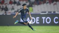 Winger Timnas Jepang, Kaoru Mitoma, saat melawan Timnas Indonesia di Stadion Utama Gelora Bung Karno (SUGBK), Senayan, Jumat (15/11/2024) malam WIB. (Bola.com/Bagaskara Lazuardi)