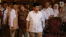Ketua Umum Partai Gerindra Prabowo Subianto bersiap menggelar konferensi pers terkait Pilgub Jabar 2018 di Hambalang, Jawa Barat, Sabtu (9/12). Prabowo resmi mengumumkan bakal calon gubernur Jawa Barat pada Pilkada 2018. (Liputan6.com/Faizal Fanani)