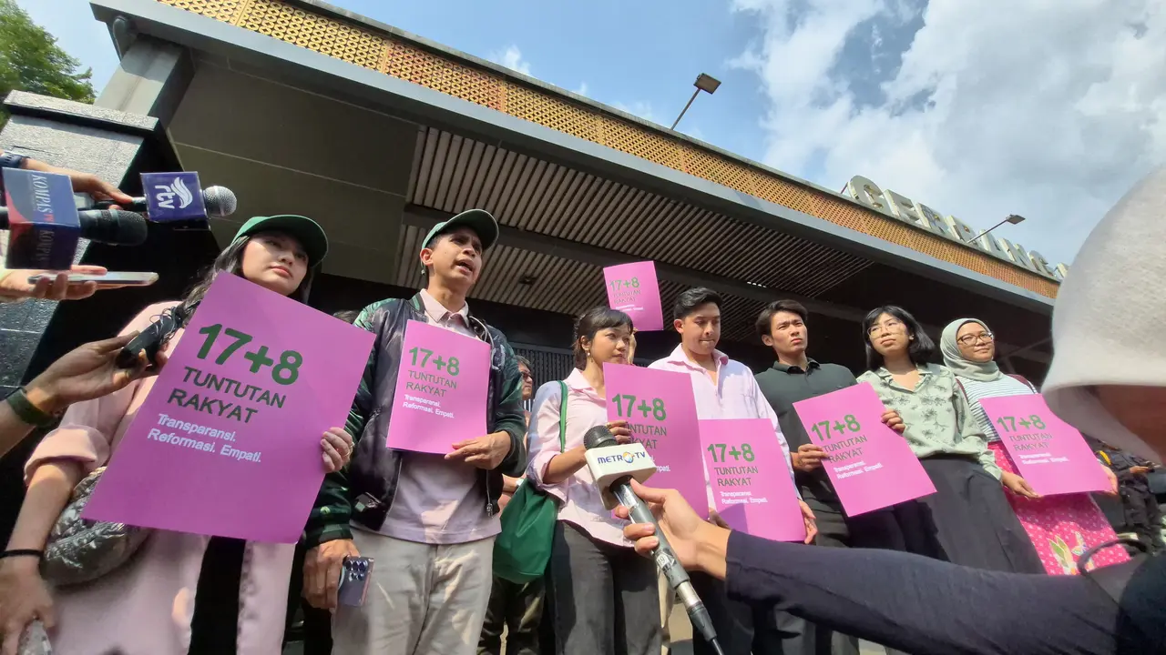 Kolektif 17+8 Indonesia Berbenah, jejaring organisasi masyarakat sipil, influencer, komunitas, media baru, hingga individu, menggelar aksi simbolis penyerahan tuntutan 17+8 di Gerbang Pancasila, Gedung DPR. (Liputan6/Fatimah Azzahra)