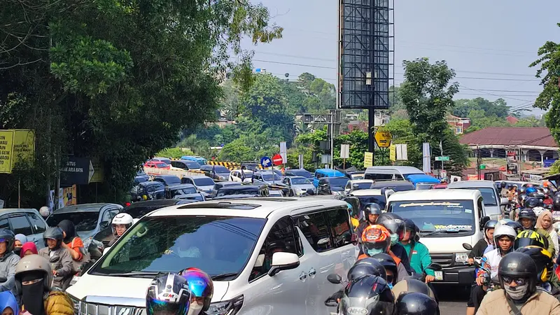 Arus lalu lintas menuju Puncak, Kabupaten Bogor, Jawa Barat, macet jelang Natal 2023