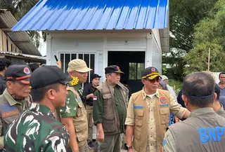 Kepala Badan Nasional Penanggulangan Bencana (BNPB) Suharyanto saat meninjau penanganan pascabencana di Kabupaten Aceh Tamiang, Senin 22 Juni 2026. (Liputan6.com/Ady Anugrahadi)
