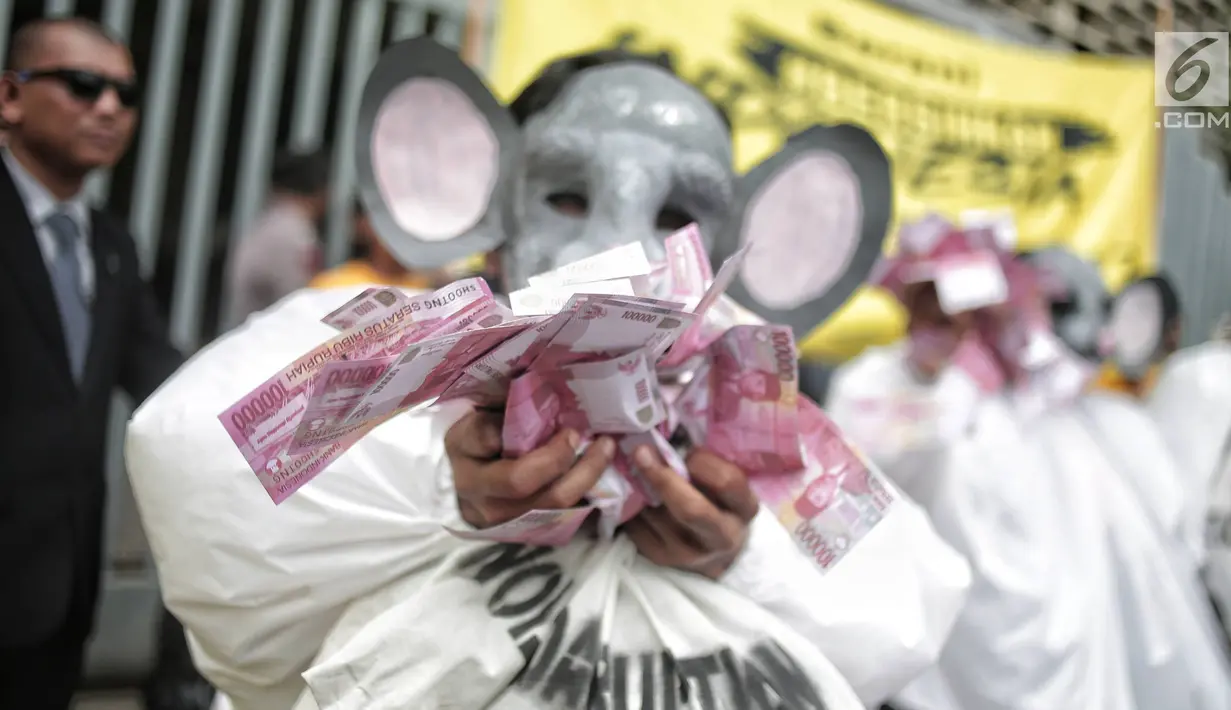 Massa yang tergabung dalam koalisi #BersihkanIndonesia menggelar aksi teatrikal di depan Gedung Bawaslu, Jakarta, Selasa (15/1). Massa aksi terdiri dari aktivis Greenpeace, Auriga, JATAM dan ICW. (Liputan6.com/Faizal Fanani)