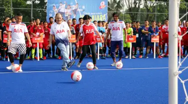 Chief Corporate Solutions PT AIA Financial Daniel Herjun Putranto serta Chief Human Resources Officer Setiawani ditemani legenda sepak bola Vennard Hutabarat dan Budi Sudarsono membuka AIA Championship 2019, Jakarta, Sabtu (12/1). (Liputan6.com/HO/Fahmi)