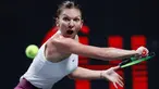 Petenis Rumania, Simona Halep mengamati bola dari lawannya petenis Kanada, Bianca Andreescu selama turnamen WTA Finals 2019 di Shenzhen, China, Senin (28/10/2019). Juara Wimbledon musim ini, Simona Halep merebut kemenangan 3-6, 7-6, 6-3 dalam waktu 2 jam 34 menit atas Andreescu. (AP/Andy Wong)