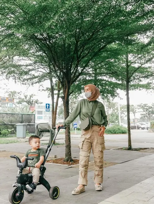 Inspirasi boyish look yang kece, bisa tiru gaya Irish Bella satu ini. Padukan kemeja army dengan celana cargo warna cream (Instagram/_Irishbella_).