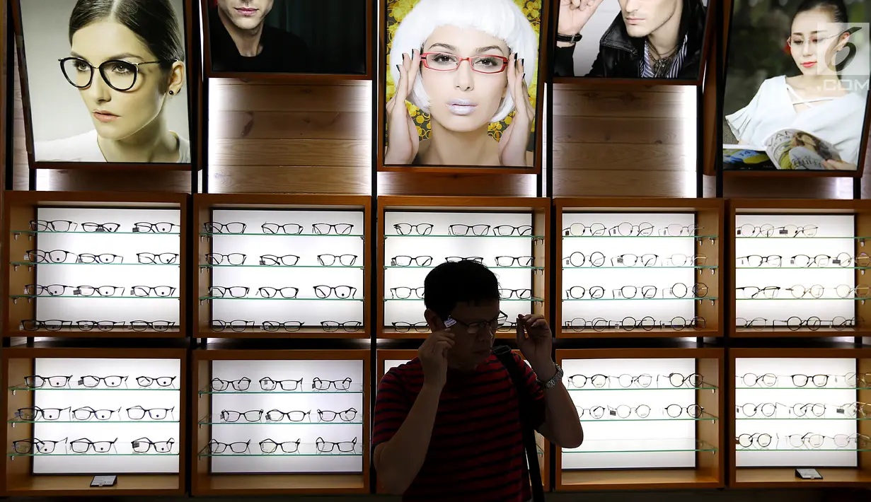 Pengunjung mencoba kacamata di pusat kacamata grosir Optik Winsee di Pasar Baru, Jakarta, Sabtu (31/3). Perkembangan model kacamata dalam gaya hidup semakin menarik. (Liputan6.com/Fery Pradolo)
