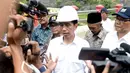 Presiden Jokowi memberikan keterangan kepada awak media usai meresmikan pengoperasian Waduk Nipah di Sampang, Madura, Jatim, Sabtu (19/3). Waduk ini sempat mangkrak selama 16 tahun karena sulitnya membebaskan lahan. (Setpres/Cahyo)