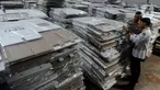 Petugas Komisi Pemilihan Umum (KPU) Kota Tengerang Selatan bersama anggota kepolisian dari Polres Tangerang Selatan mengecek kondisi kotak suara di gudang logistik KPU Kota Tangerang Selatan, Banten, Kamis (7/12/2023). (merdeka.com/Arie Basuki)