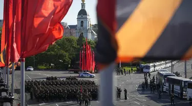 Tentara Rusia berbaris menuju Lapangan Merah (Red Square) untuk menghadiri gladi bersih parade militer Hari Kemenangan di Moskow, Rusia, Minggu (7/5/2023). (AP Photo)