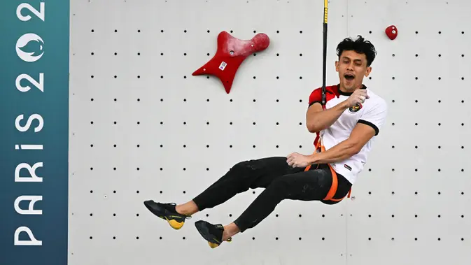 <p>Atlet panjat tebing Indonesia, Veddriq Leonardo merayakan kemenangan pada babak final cabang olahraga pajat tebing nomor speed Olimpiade Paris 2024 di Le Bourget Sport Climbing Venue, Paris, Prancis, Kamis (08/08/2024). (AFP/Fabrice Coffriri)</p>