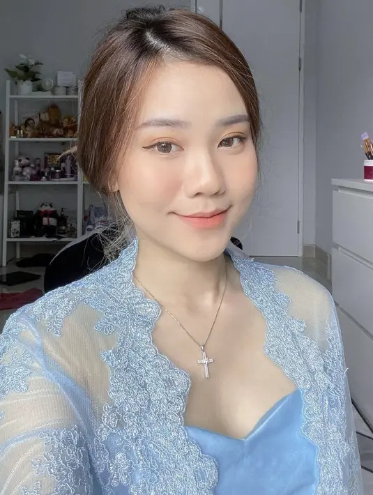 Begitu pun ketika mengenakan kebaya, Jessica konsisten mengenakan riasan wajah flawless dengan eyeshadow peach dan lipstik matte warna peach. Dengan sanggul minimalisnya.  (@jessicajane99)