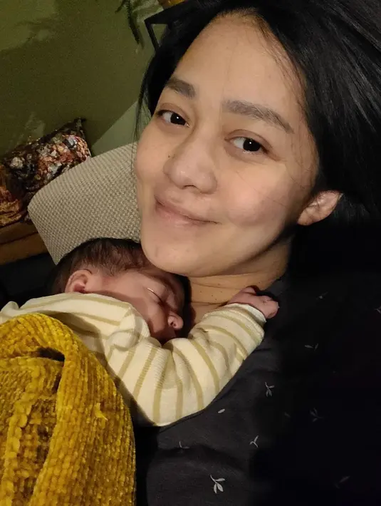 Gracia Indri terlihat pede tampil tanpa makeup. Ia mulai rutin mengunggah potret kesehariannya di rumah. Terlebih saat merawat sang buah hati yang ia besarkan bareng suami di Belanda. (Liputan6.com/IG/@graciaz14).