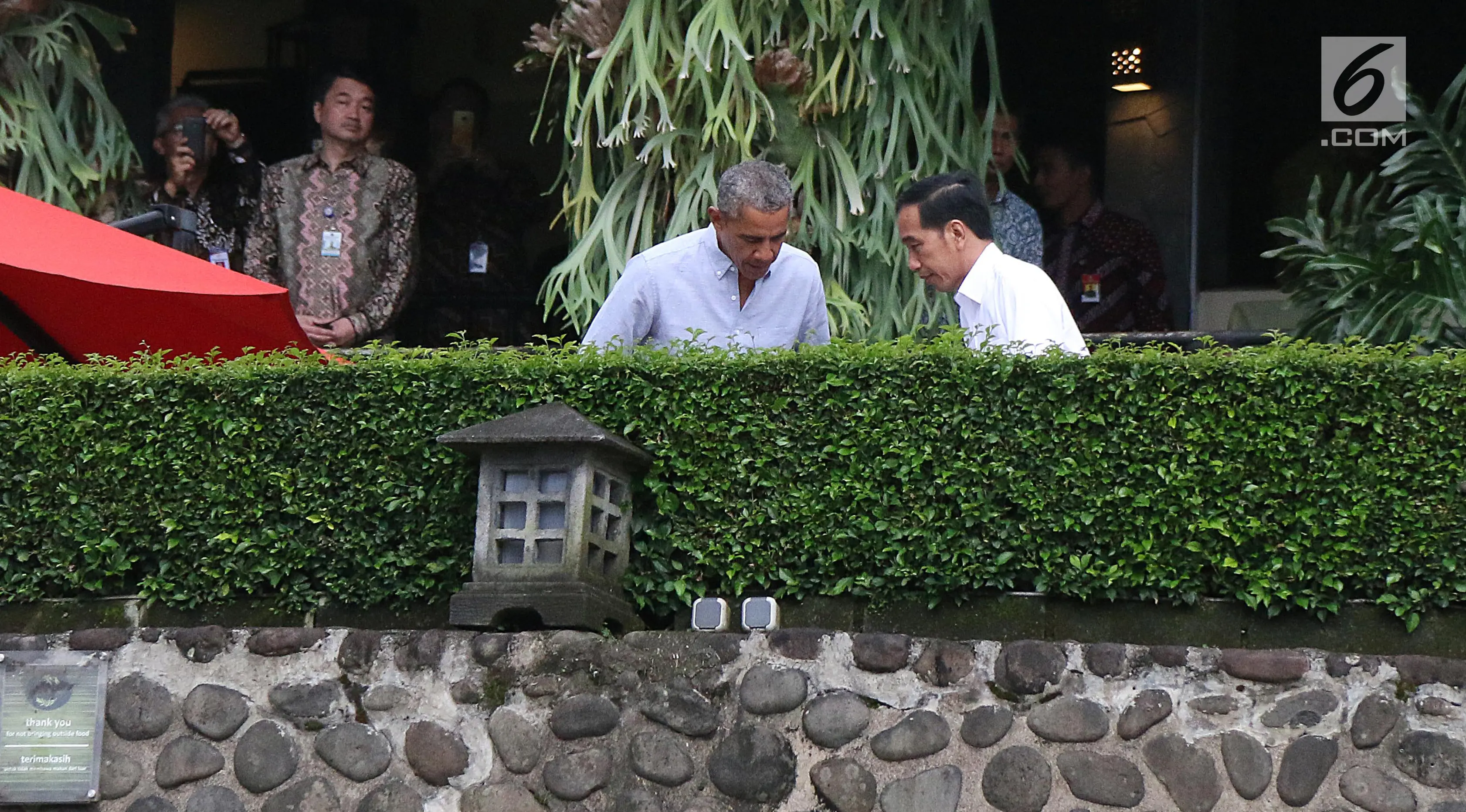 Presiden Joko Widodo dan Presiden AS ke-44, Barack Obama saat berada di Kebun Raya Bogor menuju Grand Garden, Bogor, Jumat (29/6). Jokowi mengajak Obama berkeliling Kebun Raya untuk berbincang santai di Grand Garden. (liputan6.com/Angga Yuniar)