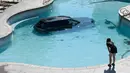 Sebuah mobil terlihat di dalam kolam renang di Cheyenne Mountain Resort, Colorado Springs, (4/7). Seorang wanita berusia 73 tahun lolos dari cedera serius saat ia keliru menginjak pedal gas, bukannya rem. (Jerilee Bennett / The Gazette via AP)