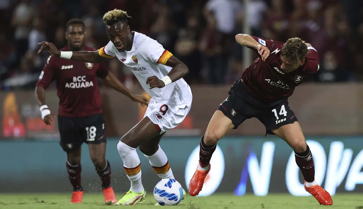 Tammy Abraham yang baru diboyong oleh Jose Mourinho dari Chelsea menjalani pekan pertama dan kedua yang gemilang bersama AS Roma. Pada pekan pertama dirinya menyumbang dua assist dan pada pekan kedua gol debutnya membawa AS Roma berada dipapan atas Liga Italia. (Foto: AP/LaPresse/Alessandro Garofal)