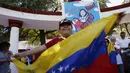 Nicolas Maduro ditangkap bersama istrinya, Cilia Flores, dalam sebuah operasi kejutan skala besar yang melibatkan serangan udara di beberapa titik penting di ibu kota Venezuela. Tampak dalam foto, seorang wanita mengibarkan bendera Venezuela saat merayakan penangkapan pemimpin mereka, Nicolas Maduro, di Monterrey, pada 3 Januari 2026. (Julio Cesar AGUILAR/AFP)