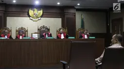 Terdakwa kasus penerbitan Surat Keterangan Lunas (SKL) BLBI Syafruddin Arsyad Temenggung saat menjalani sidang lanjutan di Pengadilan Tipikor Jakarta, Kamis (23/8).(Liputan6.com/Herman Zakharia)