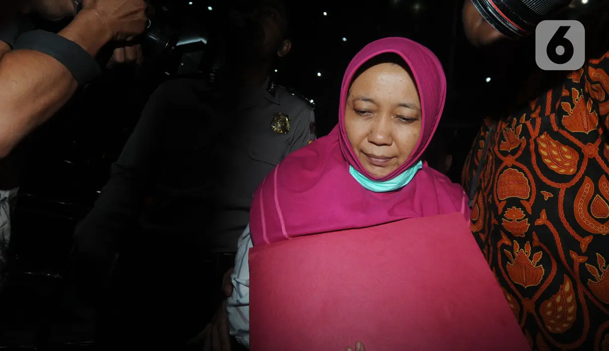 Kepala Dinas Pekerjaan Umum dan SDA, Sunarti Setyaningsih usai menjalani pemeriksaan 1x24 jam di Gedung KPK, Jakarta, Kamis (9/1/2020). Sunarti ditahan bersama Bupati Sidoarjo, Saiful Ilah, Judi Tetrahastoto, Sanadjihitu Sangadji, Ibnu Ghopur dan Totok Sumedi. (merdeka.com/Dwi Narwoko)