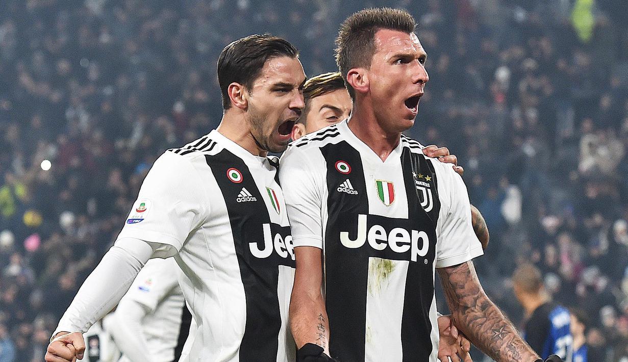 1. Mario Mandzukic (Juventus) - Pemain asal Kroasia ini bisa menjadi solusi lini serang Setan Merah yang semakin melemah sejak ditinggal Romelu Lukaku dan Alexis Sanchez ke Inter Milan. Meski usianya tidak muda lagi, namun insting mencetak gol striker Juventus itu masih tajam. (AP/Andrea Di Marco)
