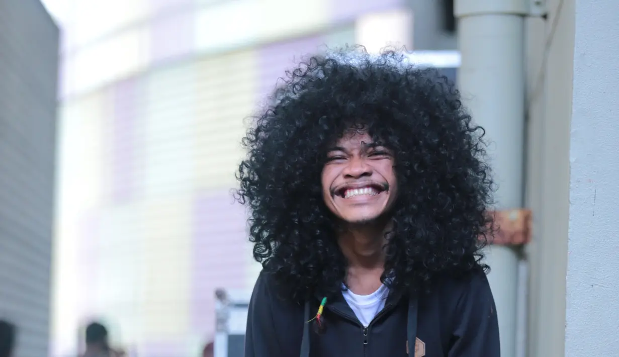 "Saya mau memperbaiki rumah dulu. Belikan adik saya motor, lalu buka usaha untuk mamah," ucap Zakka dengan logat Makasarnya yang kental pada Bintang.com, Kamis (14/9/2017). (Adrian Putra/Bintang.com)