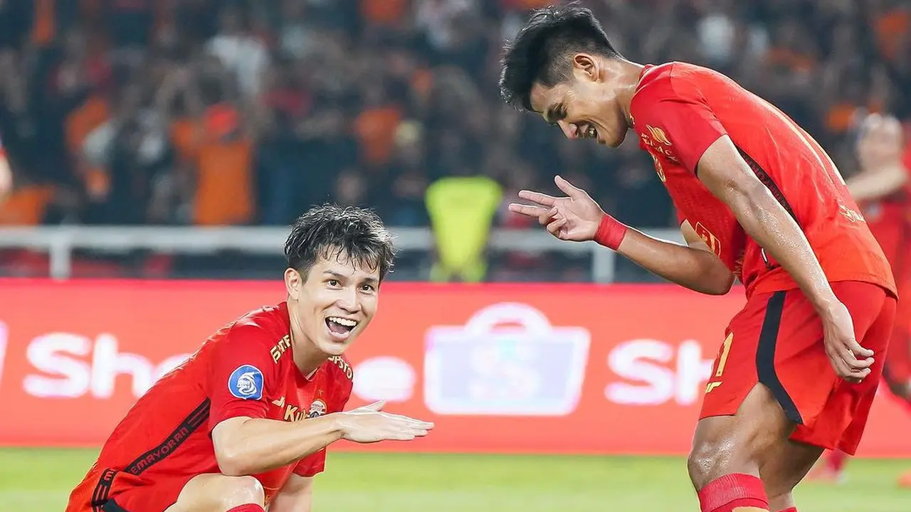 Dua pemain Persija Jakarta, Ryo Matsumura dan Firza Andika.