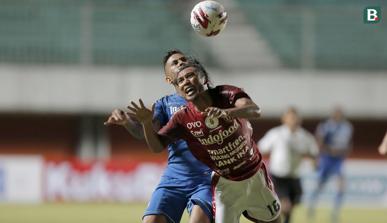 Gelandang Bali United, Hariono (depan) harus didorong oleh striker Persib Bandung, Wander Luiz Queiroz Dias, dalam laga Grup D Piala Menpora 2021 di Stadion Maguwoharjo, Sleman. Rabu (24/3/2021). Bali United bermain Imbang 1-1 dengan Persib. (Bola.com/Arief Bagus)