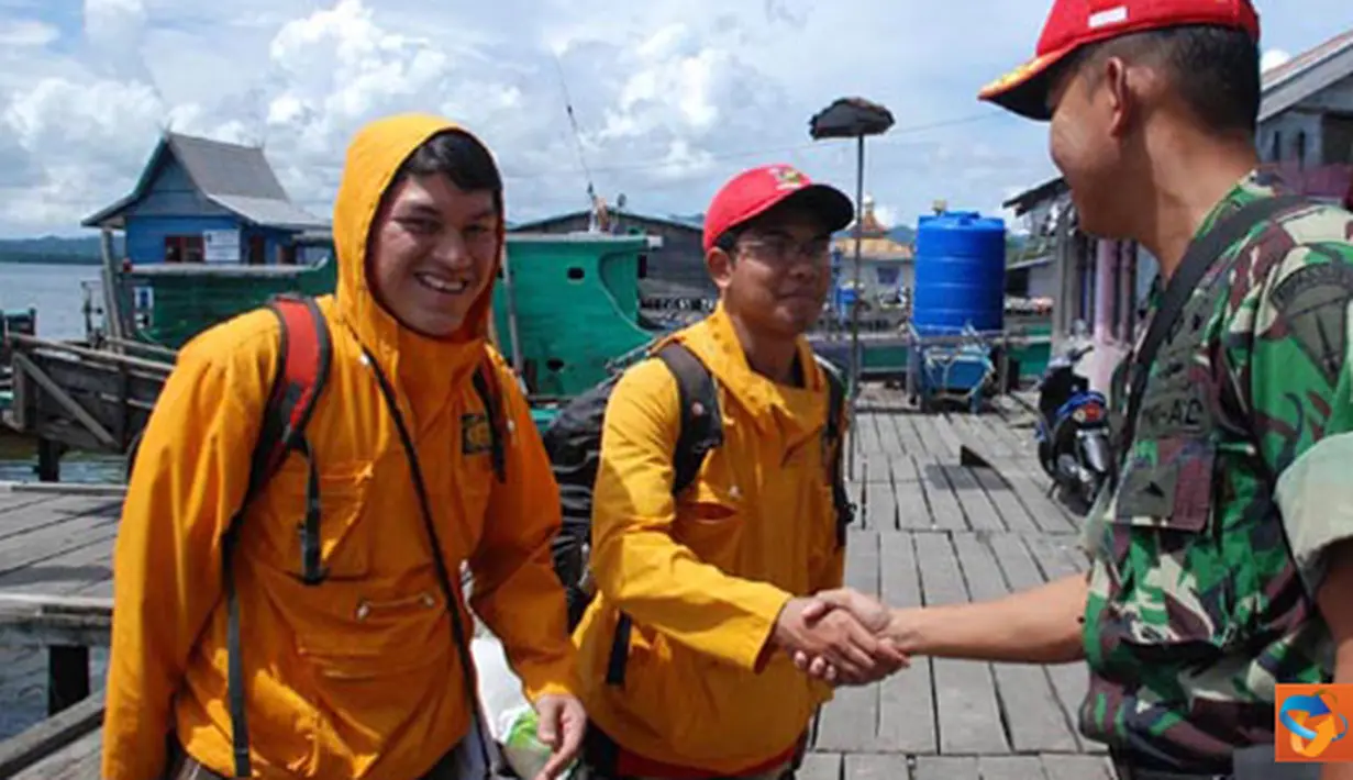 Citizen6, Nunukan: Dua mahasiswa ITB datang ke kawasan perbatasan Indonesia - Malaysia di Kecamatan Seimanggaris, Kabupaten Nunukan, Kalimantan Timur, dalam rangka memperkuat kiprah Tim Ekspedisi Khatulistiwa 2012, Rabu (30/5). (Pengirim: Badarudin Bakri)