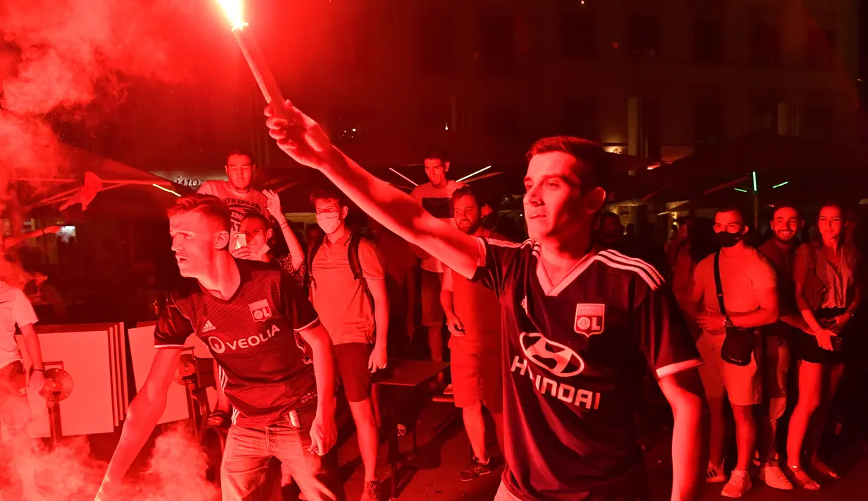 Suporter Lyon membakar suar setelah tim mereka kalah atas Bayern Munchen pada babak Semifinal Liga Champions di Lyon, Prancis (19/8/2020). Lyon takluk 0-3 atas Munchen di stadion Jose Alvalade di Lisbon, Portugal. (AFP Photo/Filippe Desmazes)