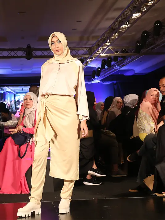 Rancangan yang terkesan feminim dan elegan, berhasil memukau para pengunjung Indonesian Fashion Week. (Andy Masela/Bintang.com)