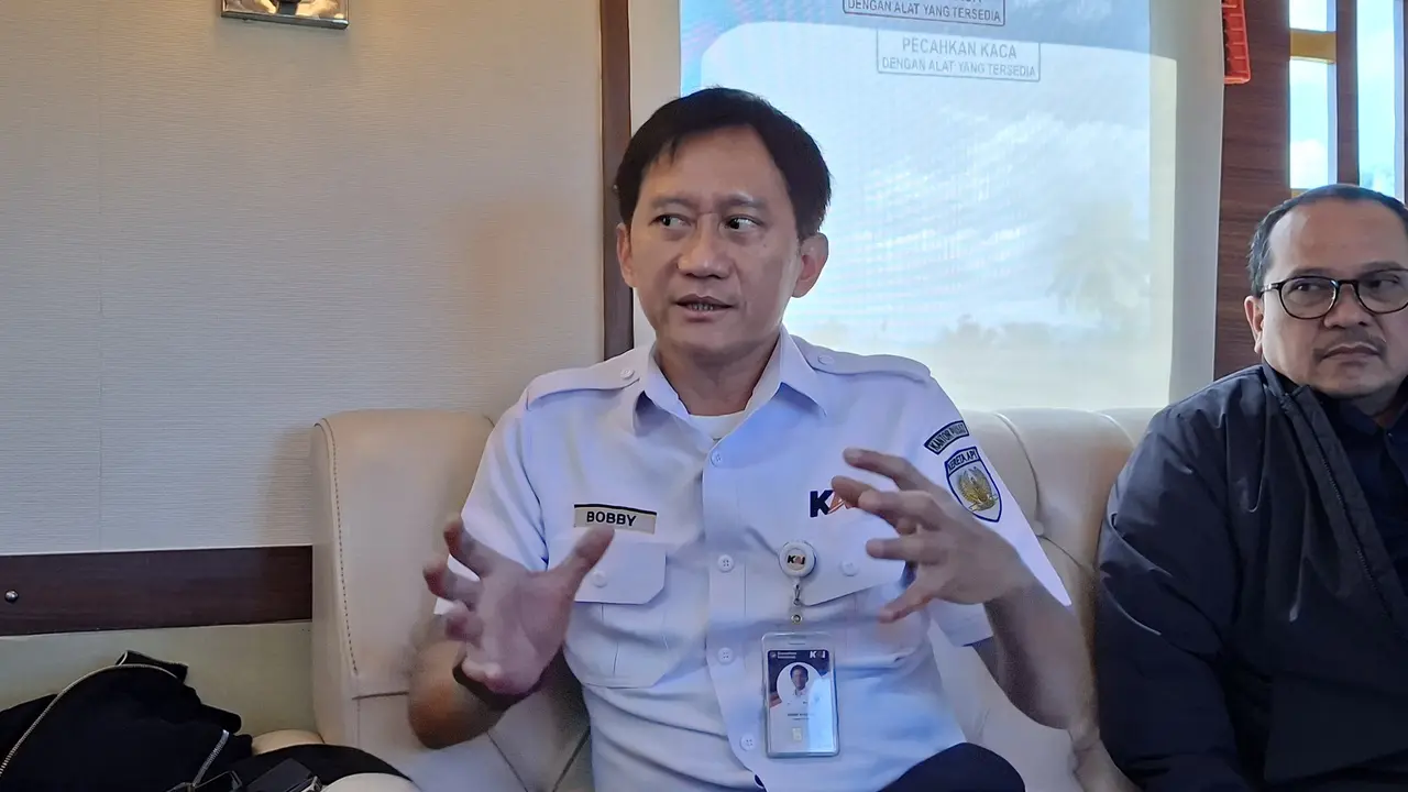 Direktur Utama PT Kereta Api Indonesia (Persero), Bobby Rasyidin saat berbincang dengan awak media di KA Wisata rute Yogyakarta-Jakarta, Rabu (8/7/2026). (Foto: Liputan6.com/Arief RH)