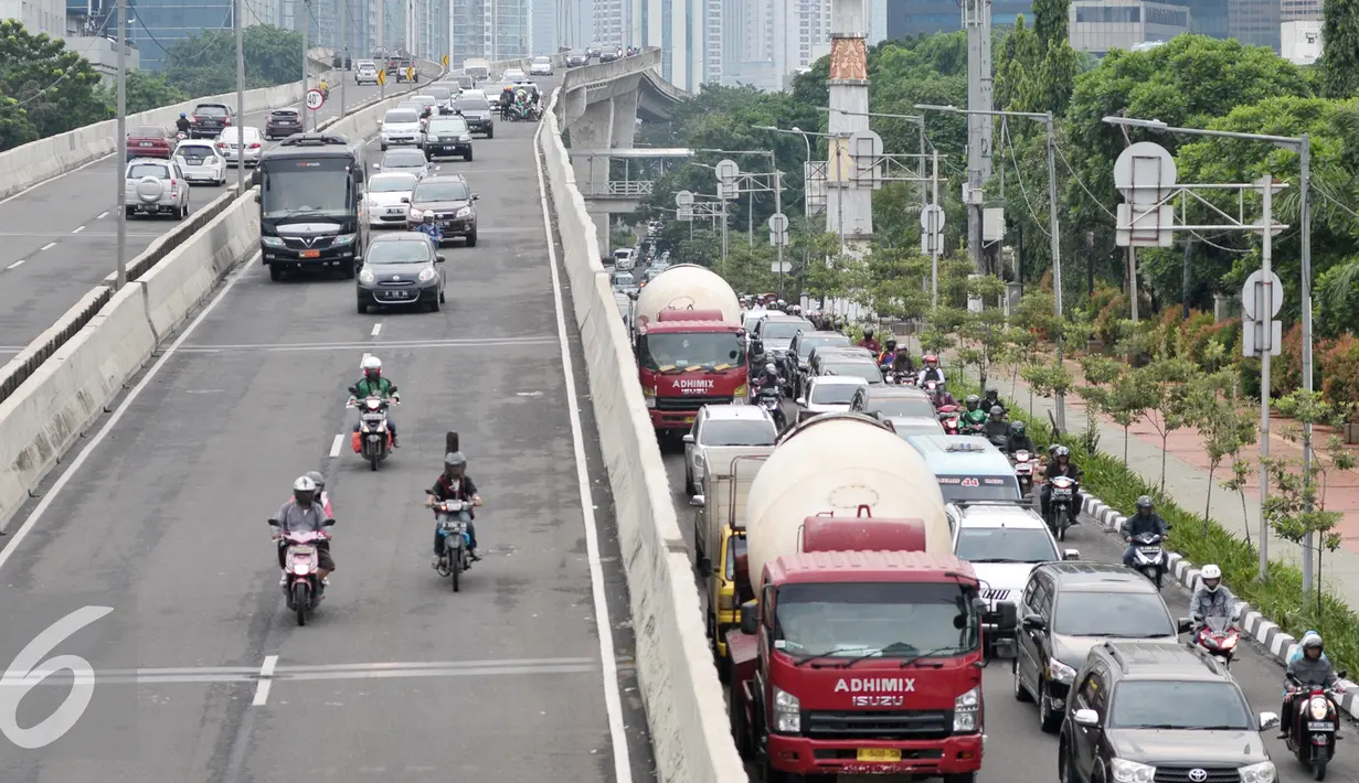 Pengendara sepeda motor melintasi Jalan Layang Non Tol Kampung Melayu - Tanah Abang di Jakarta, Senin (31/10). ). Meskipun dipasang rambu larangan melintas bagi sepeda motor pengendara tersebut tetap nekat memasuki jalur itu. (Liputan6.com/Yoppy Renato)