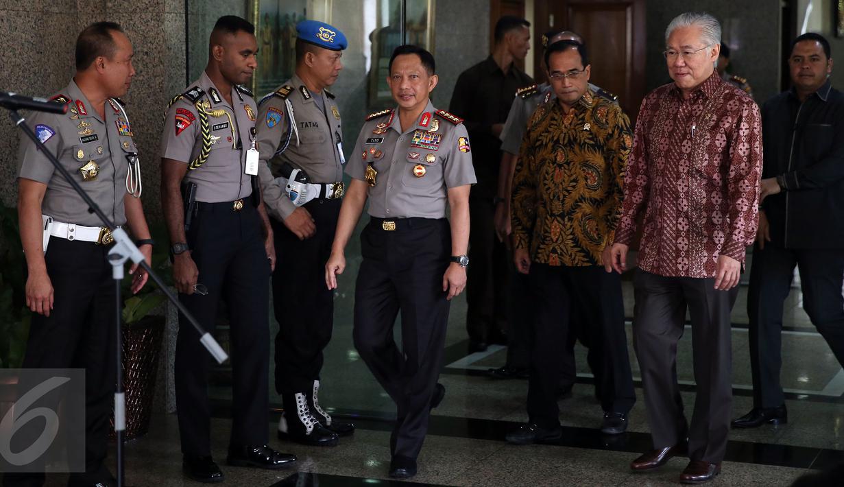 Kapolri Jenderal Tito Karnavian bersama Menhub, Budi Karya Sumadi dan Mendag, Enggartiasto Lukita usai melakukan rapat kordinasi dan teleconference dengan Jajaran Polisi Se Indonesia di Mabes Polri, Jakarta, Selasa (29/11). (Liputan6.com/Johan Tallo)
