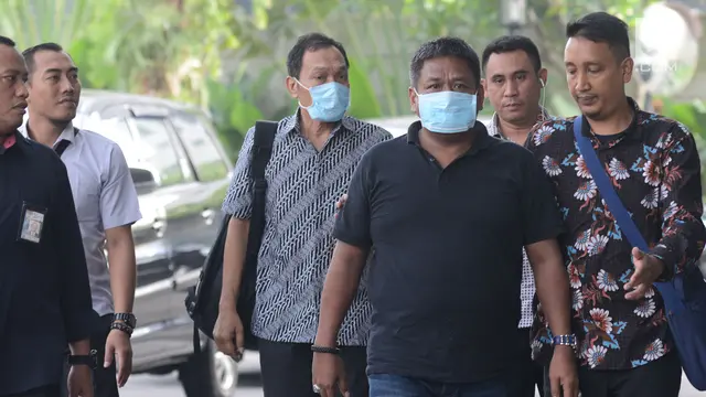 Kenakan Masker, Hakim PN Balikpapan yang Terjaring OTT Tiba di KPK
