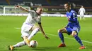 Pemain Leeds United Luke Ayling berebut bola dengan pemain Leicester City Luke Thomas pada pertandingan Liga Premier Inggris di Elland Road, Leeds, Inggris, Senin (2/11/2020). Leicester City membantai Leeds United dengan skor 4-1. (Michael Regan/Pool via AP)