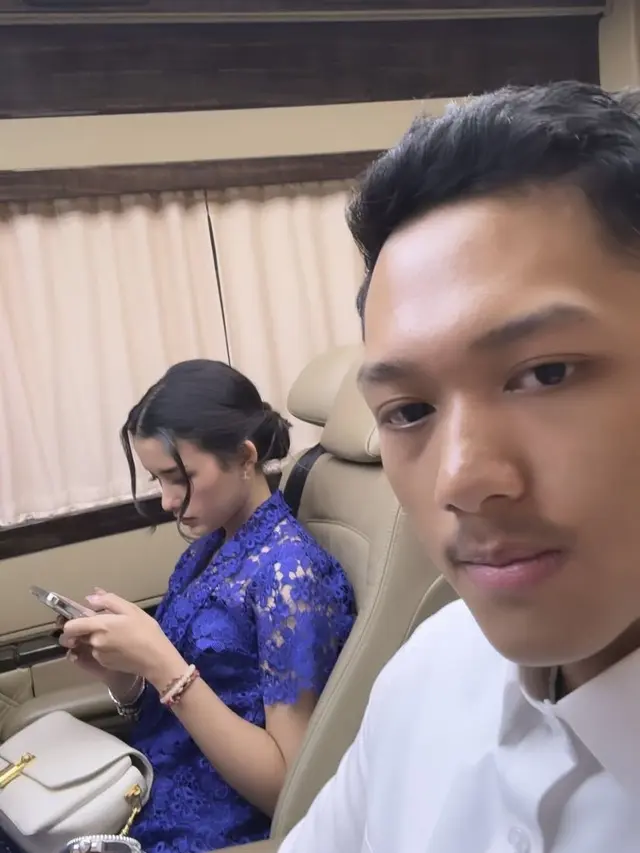 Sarah Menzel saat Wisuda Calon Suaminya Azriel Hermansyah.