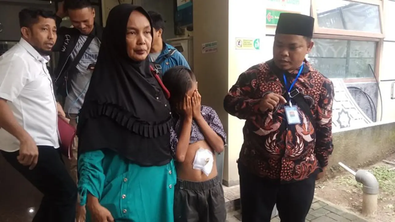 Bocah Arazaqul yang kini hanya bisa makan dan minum lewat selang di perut karena penganiayaan berat