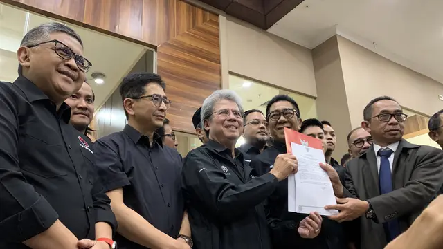 Tim hukum dari Tim Pemenangan Nasional (TPN) Ganjar Pranowo-Mahfud Md mendaftarkan gugatan permohonan perkara Perselisihan Hasil Pemilihan Umum (PHPU) 2024 di Mahkamah Konstitusi (MK), Sabtu sore (23/3/2024). (Liputan6.com/Delvira Hutabarat)