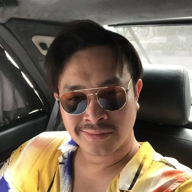 Gilang Dirga Positif COVID-19, Ini 6 Potret Perubahan Penampilannya dengan Kumis