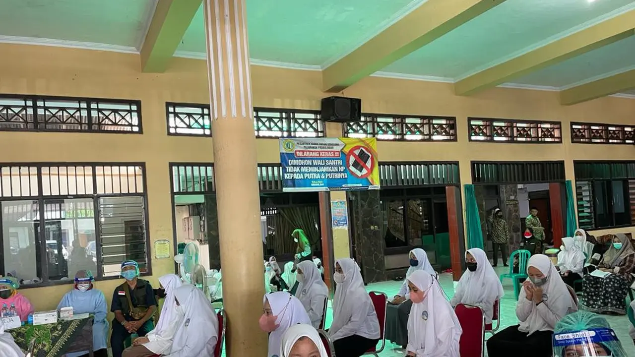 Vaksinasi Santri di Jatim