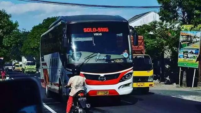 Tingkah Kocak Emak-Emak Saat di Jalan, Bikin Tepok Jidat