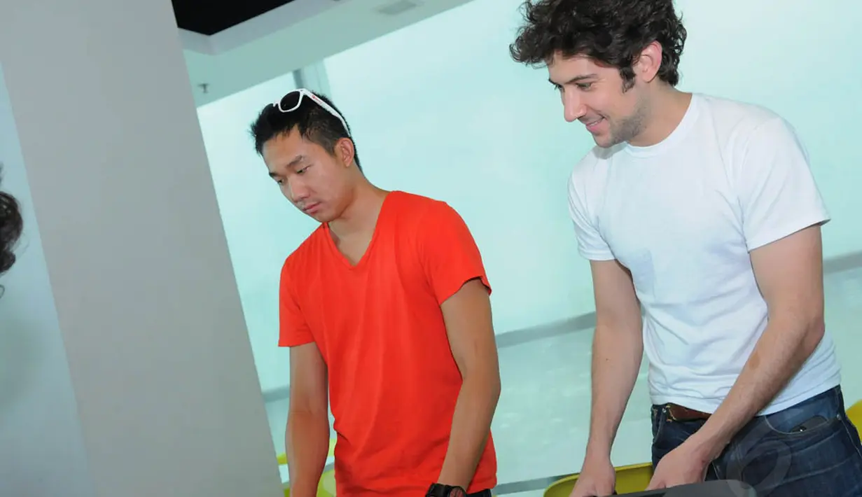 Daniel Kan dan Tikhon Bernstam tampak antusias bermain foosball di Liputan6.com, Selasa (06/5/14). (Liputan6.com/Fasial R Syam)